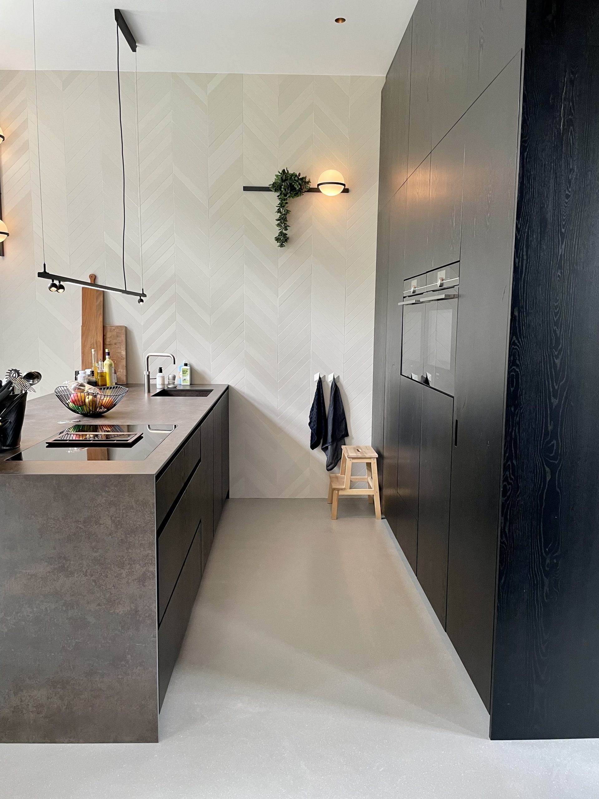 studio-melanie-parker-keukenontwerp-maatwerk-meubelen-design-lichtplan-flos-visgraat-villa-bloemendaal-almere