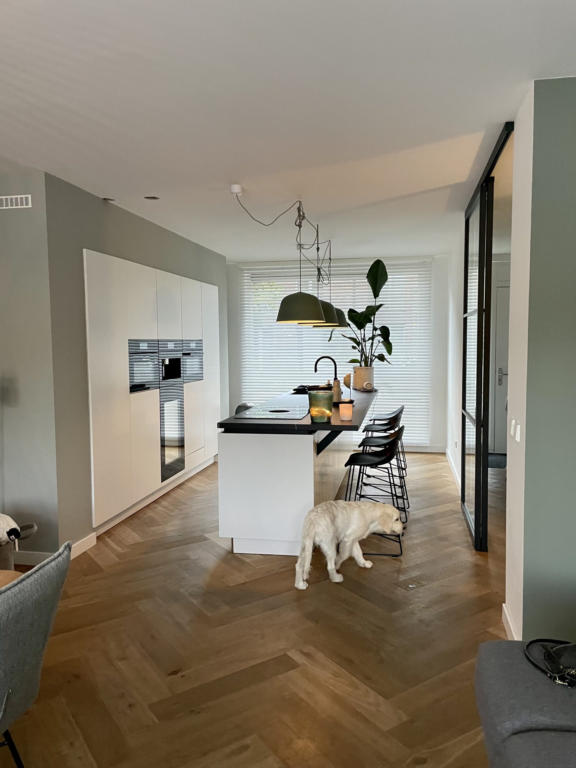 studio-melanie-parker-keuken-maatwerk-design-almere-visgraatvloer-eikenhout-interieurontwerp