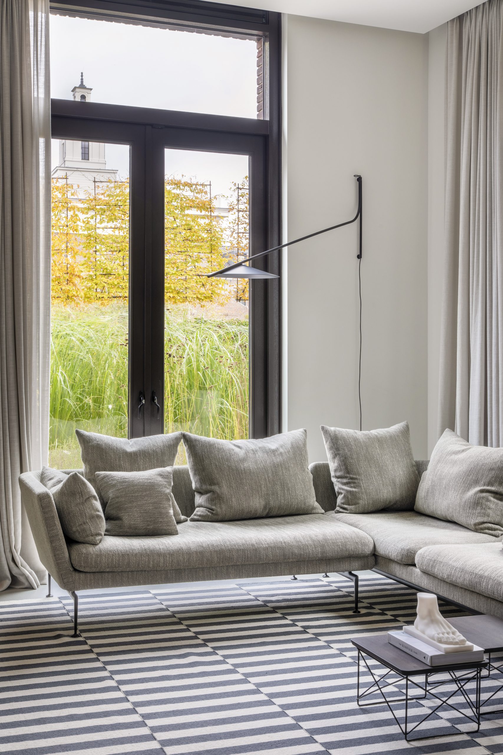 Studio-melanie-parker-living-woonkamer-bank-design-bloemendaal-gietvloer-muurlamp-Glifo-wandlamp-lichtplan-verlichting-pentalight