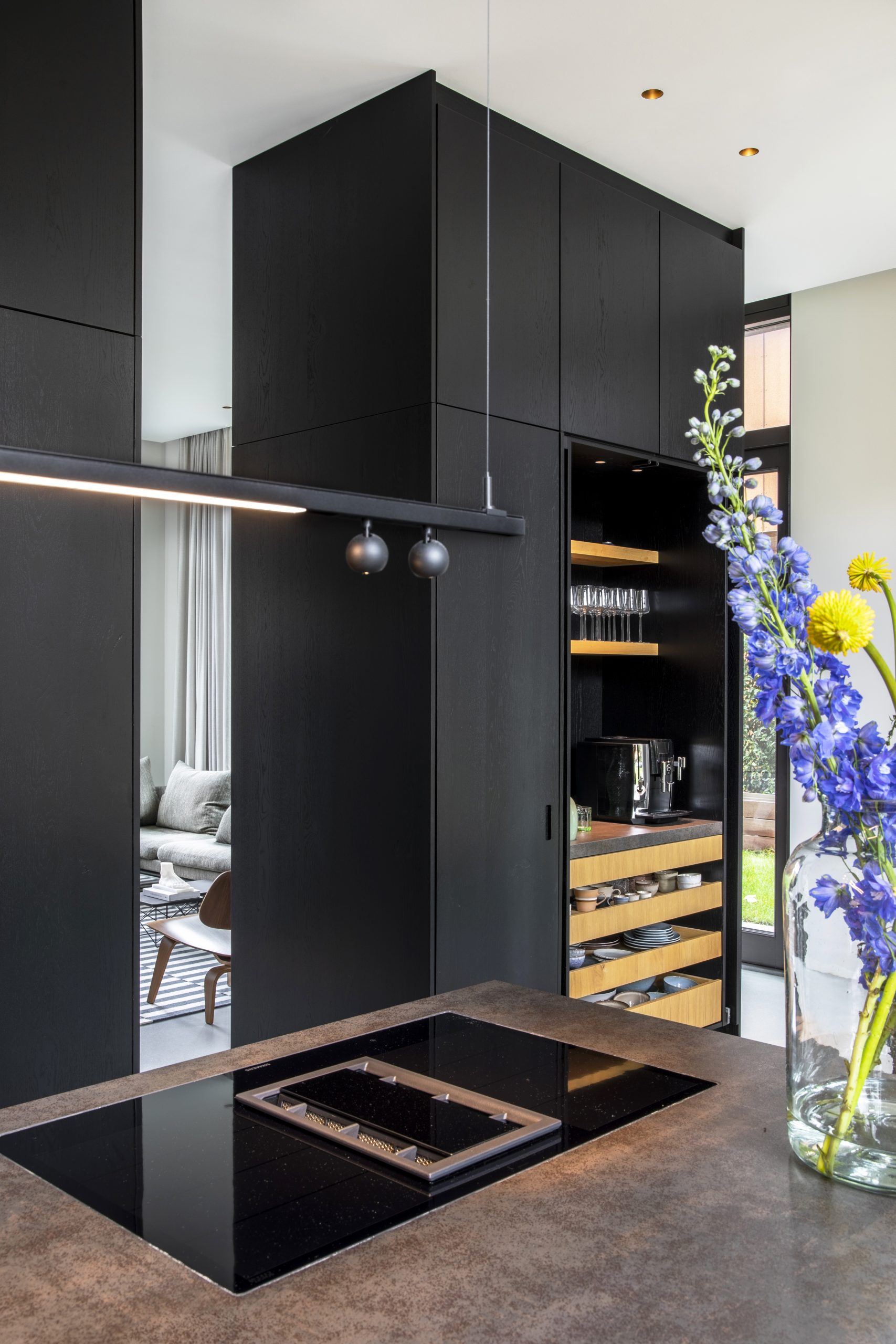 studio-melanie-parker-lichtplan-eetkamer-keuken-maatwerk-ontwerp-openkast-woonhuis-interieurontwerp-bloemendaal-almere-koffiekast-hide-slide-doors