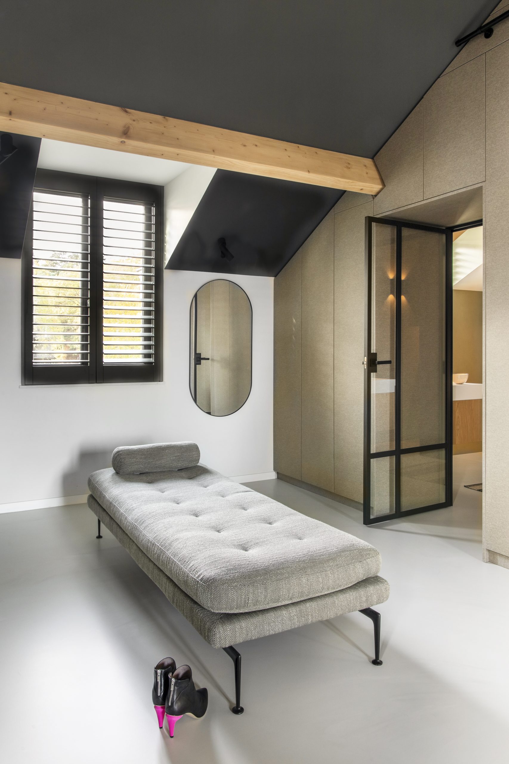 studio-melanie-parker-stadvilla-bloemendaal-lounge-kleedkamer-spiegel-doorkijkje-badkamer