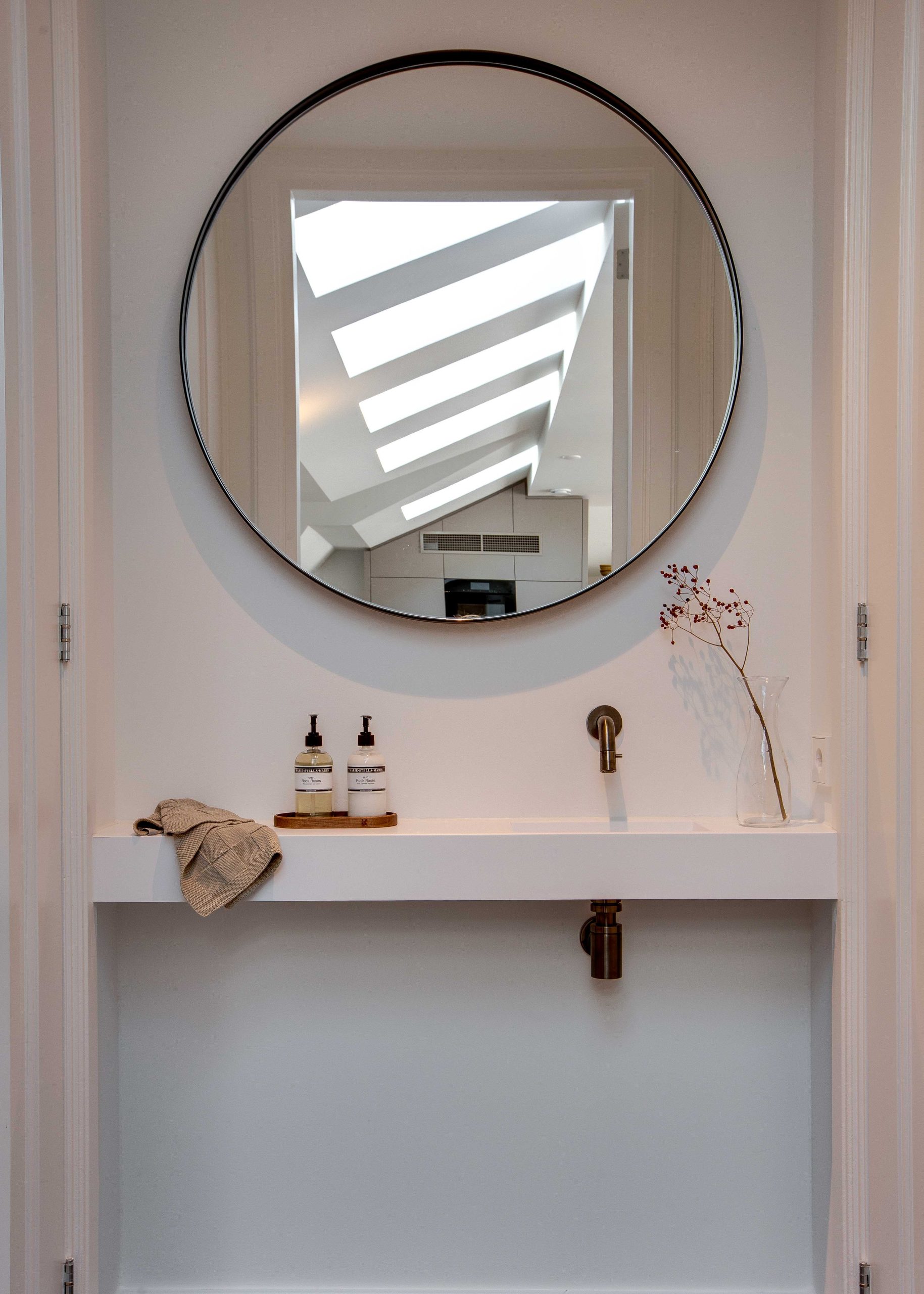 bathroom-stying-toilet-design-amsterdam-zuid